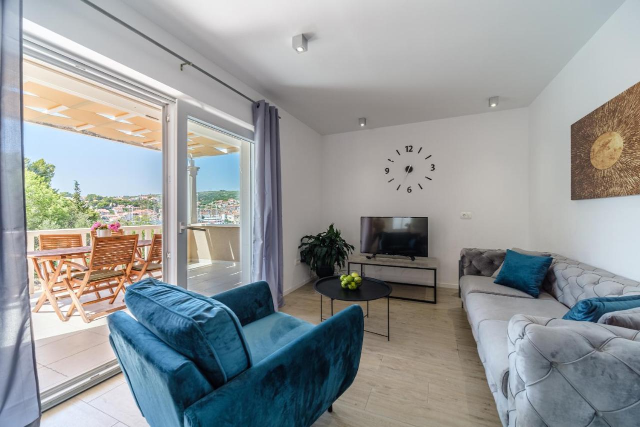 Villa Tm With Private Heated Pool, Poolhouse & Private Garage Milna  Buitenkant foto