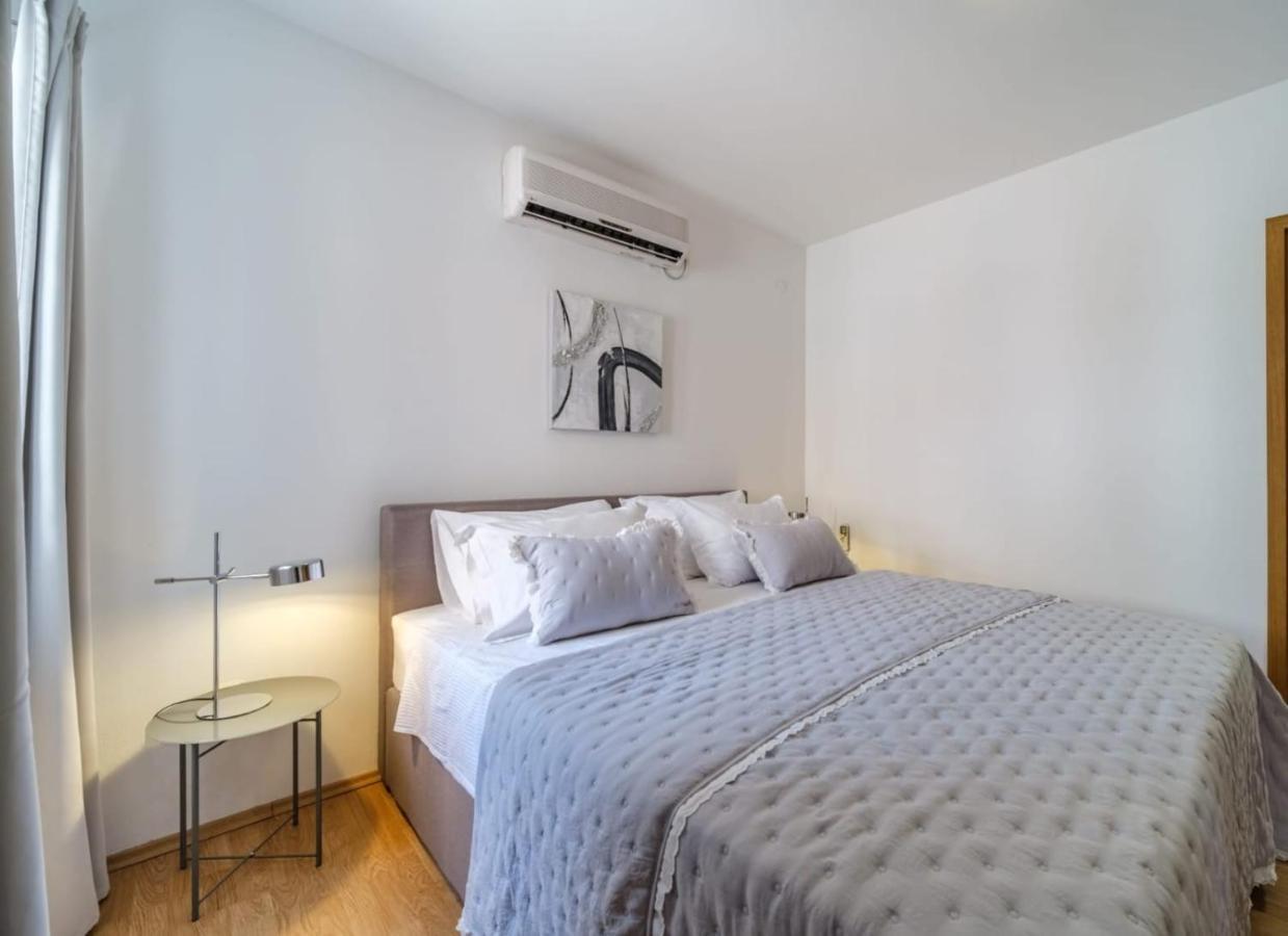 Villa Tm With Private Heated Pool, Poolhouse & Private Garage Milna  Buitenkant foto