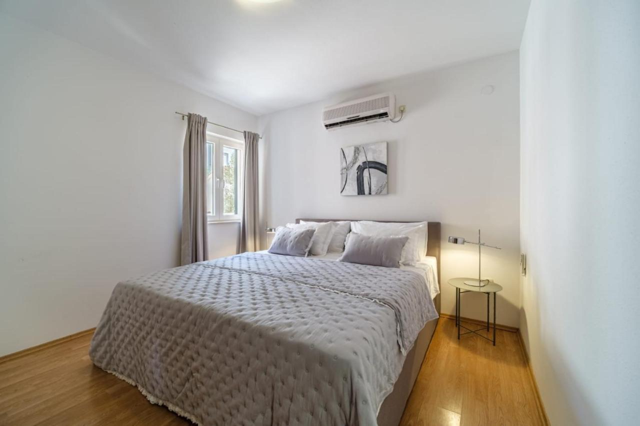 Villa Tm With Private Heated Pool, Poolhouse & Private Garage Milna  Buitenkant foto