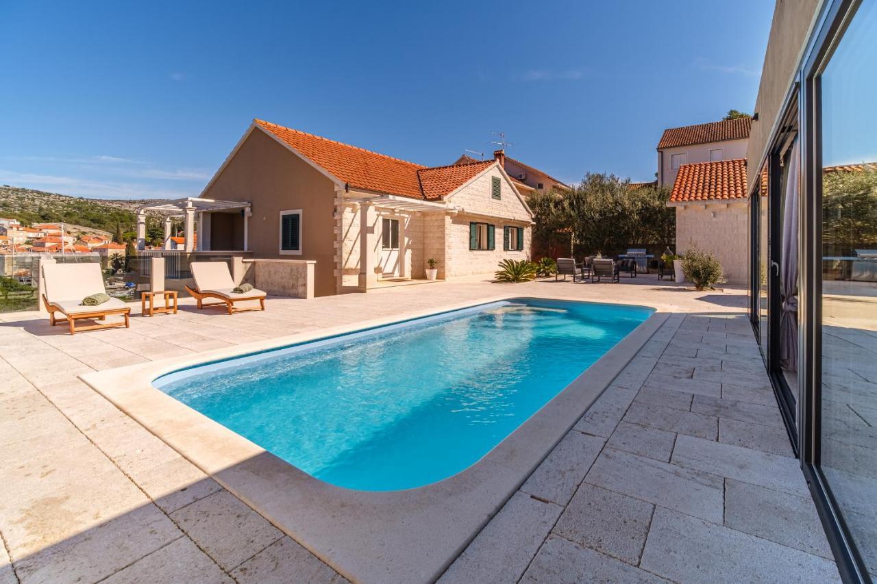 Villa Tm With Private Heated Pool, Poolhouse & Private Garage Milna  Buitenkant foto