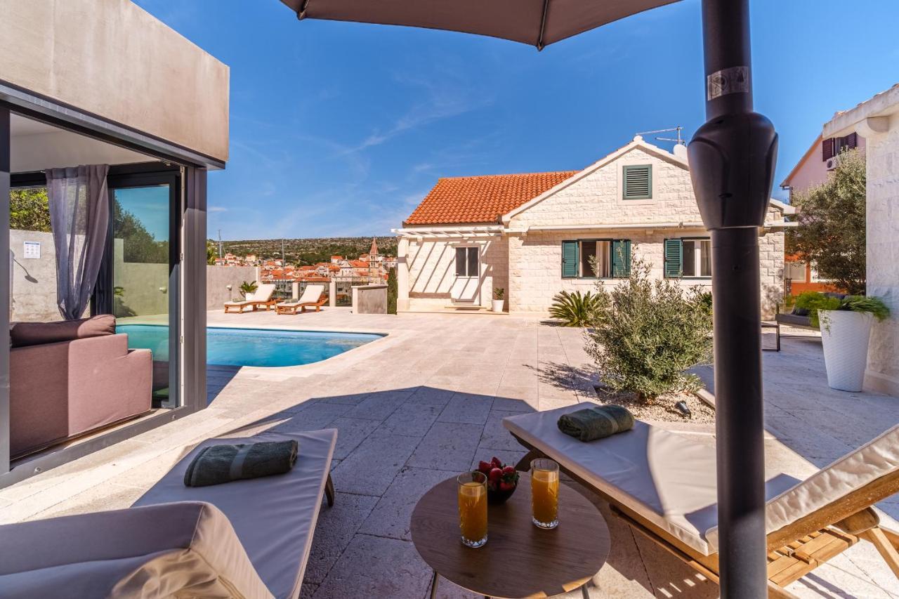 Villa Tm With Private Heated Pool, Poolhouse & Private Garage Milna  Buitenkant foto