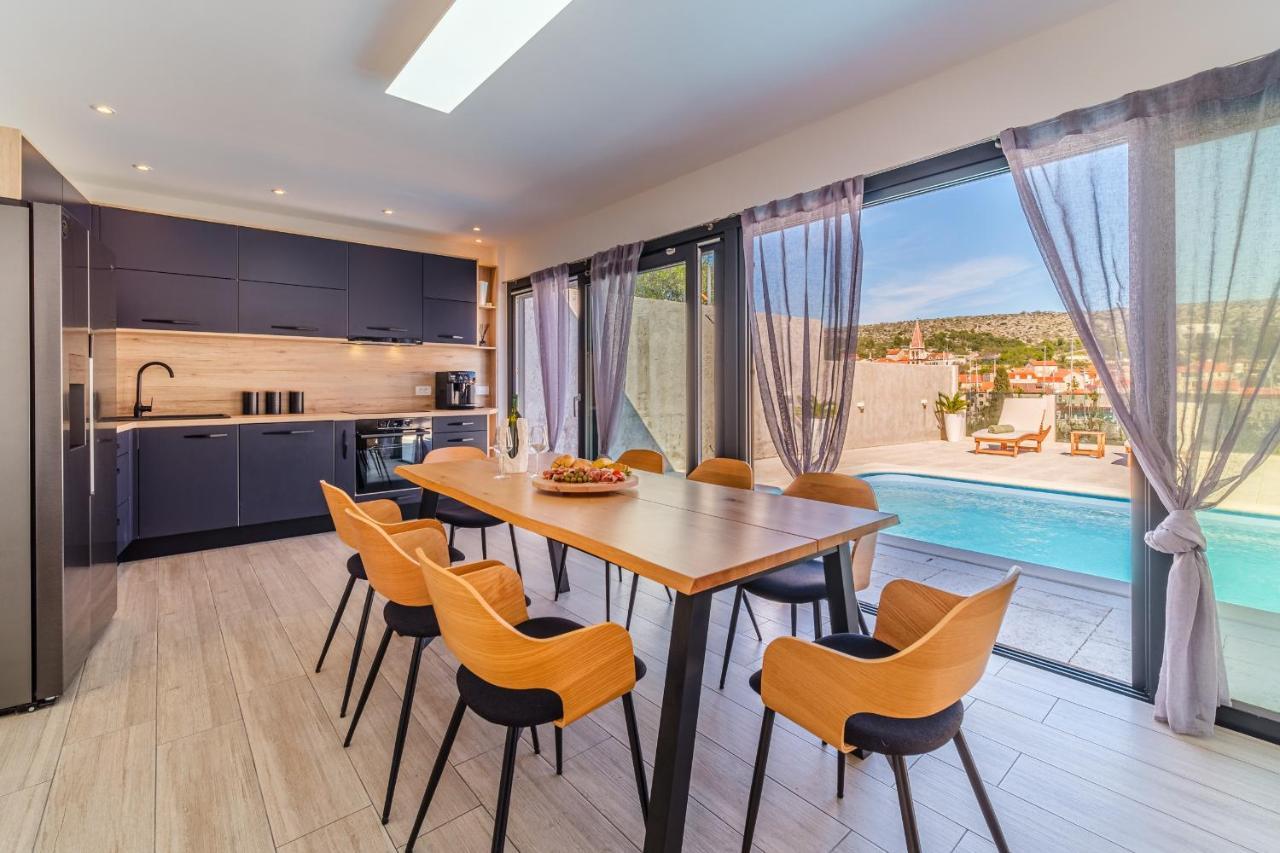 Villa Tm With Private Heated Pool, Poolhouse & Private Garage Milna  Buitenkant foto