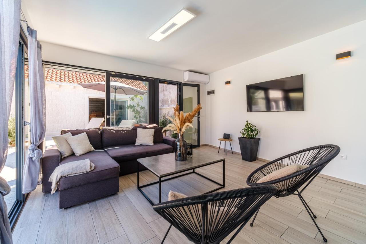 Villa Tm With Private Heated Pool, Poolhouse & Private Garage Milna  Buitenkant foto