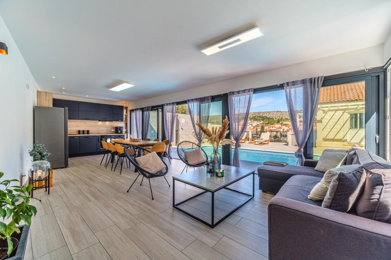 Villa Tm With Private Heated Pool, Poolhouse & Private Garage Milna  Buitenkant foto