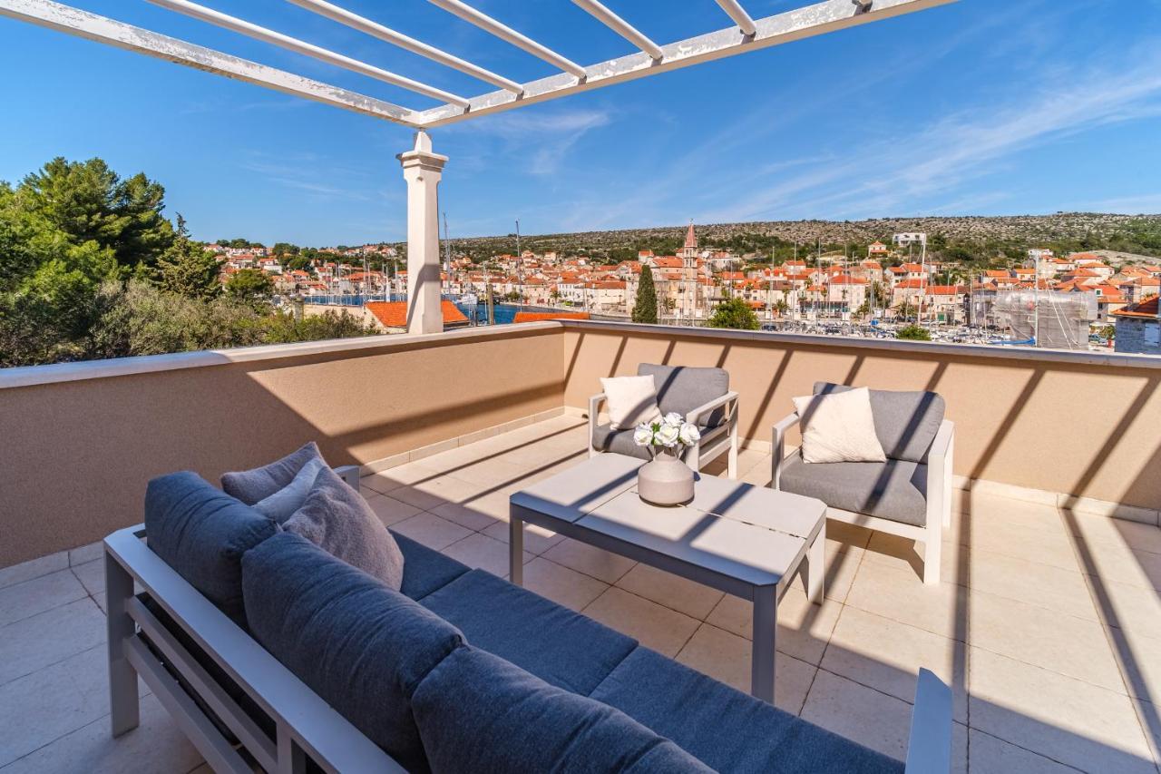 Villa Tm With Private Heated Pool, Poolhouse & Private Garage Milna  Buitenkant foto