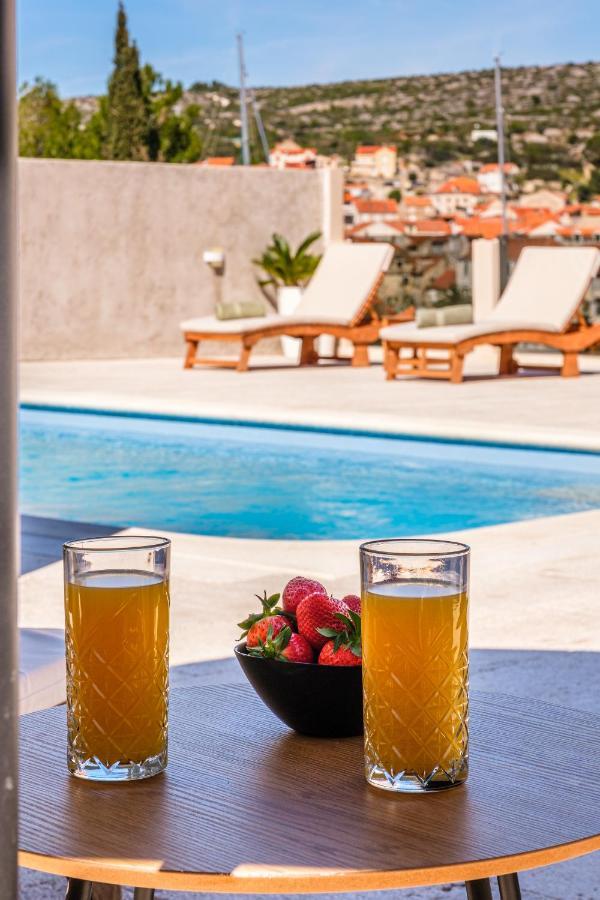 Villa Tm With Private Heated Pool, Poolhouse & Private Garage Milna  Buitenkant foto